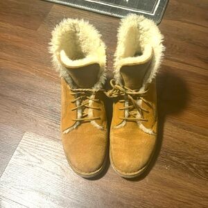 UGG Neumel Hight, size US 9